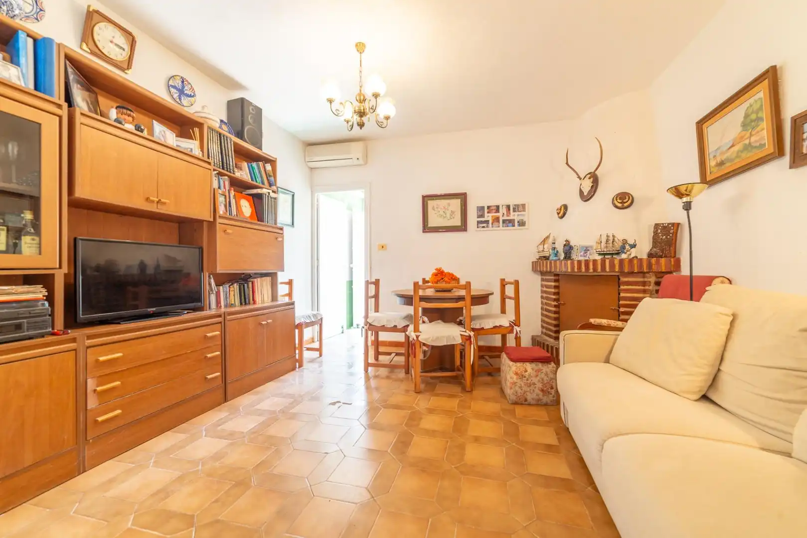 Sala d'estar de Casa adosada en venda en San Javier amb Aire condicionat, Jardí privat i Moblat