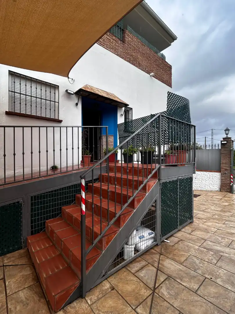 Außenansicht von Einfamilien-Reihenhaus zur Miete in Alhaurín El Grande mit Klimaanlage, Terrasse und Abstellraum