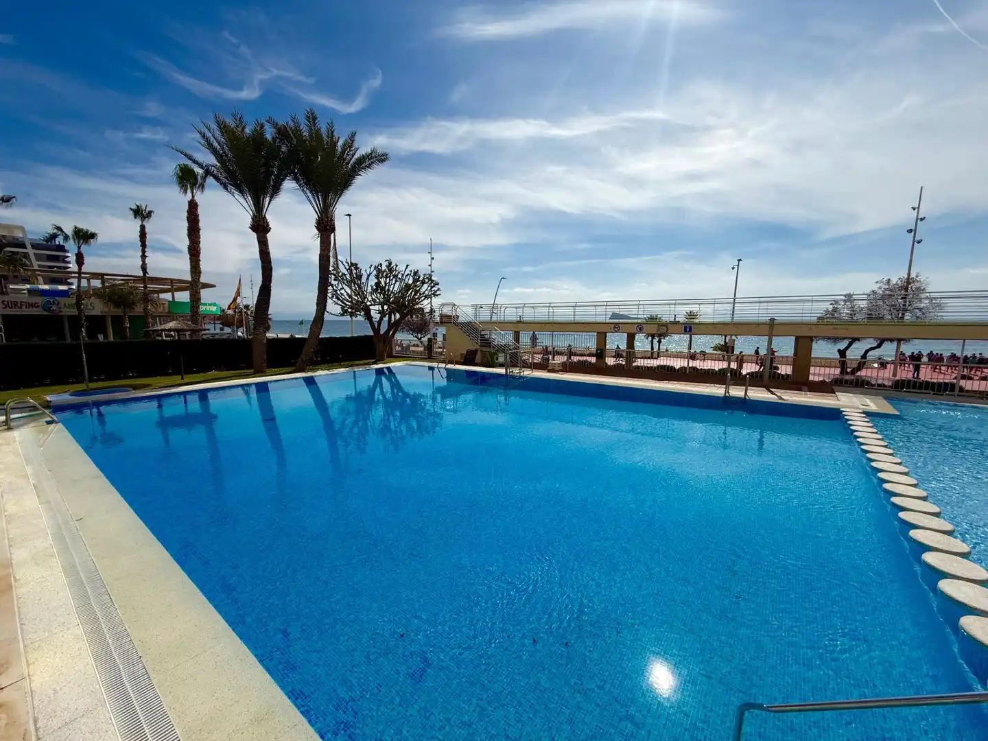 Piscina de Apartamento en venta en Benidorm con Aire acondicionado, Jardín privado y Amueblado