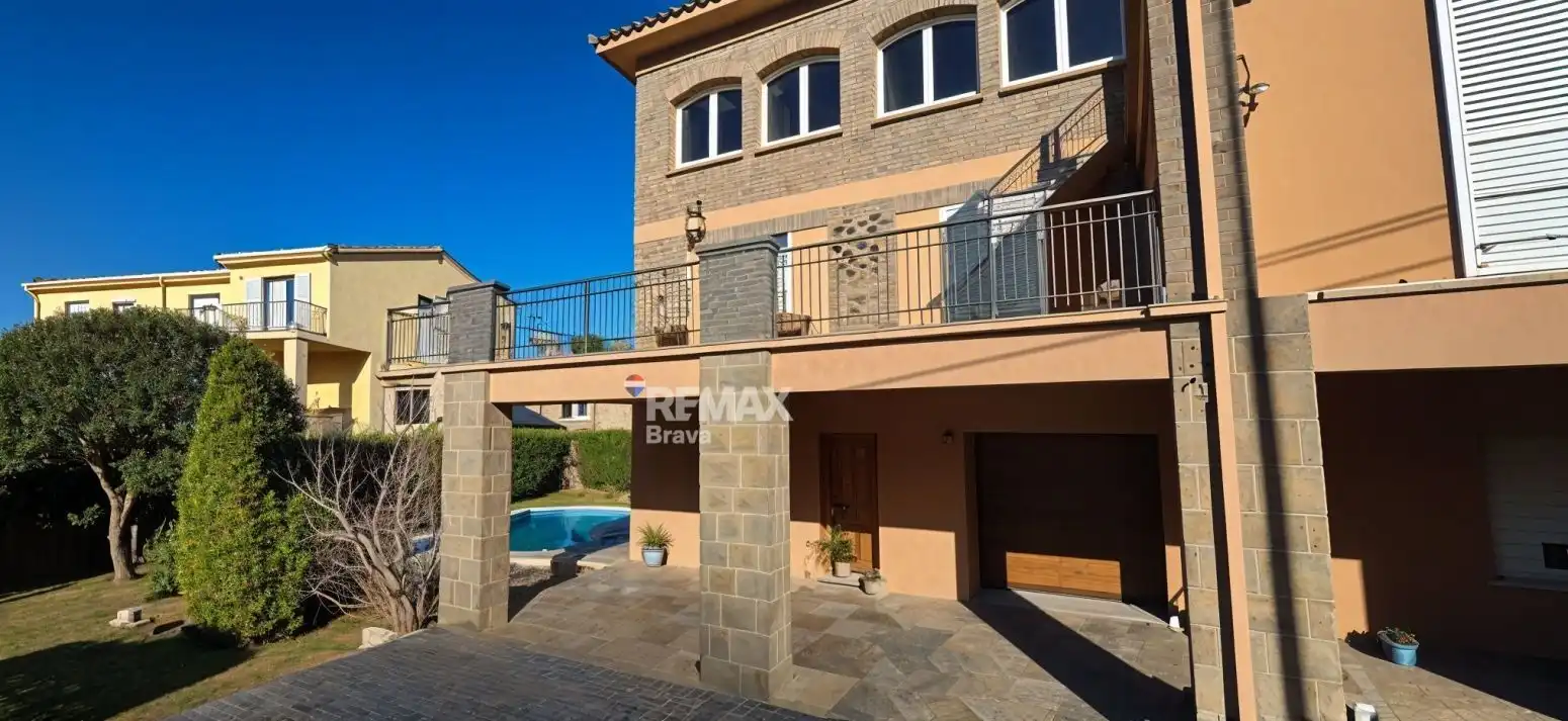 Vista exterior de Casa adosada en venta en Celrà con Aire acondicionado, Jardín privado y Terraza