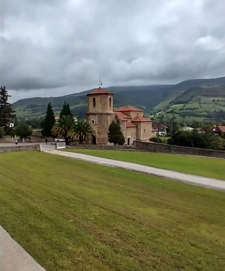 Vista exterior de Casa adosada en venda en Corvera de Toranzo amb Terrassa i Moblat