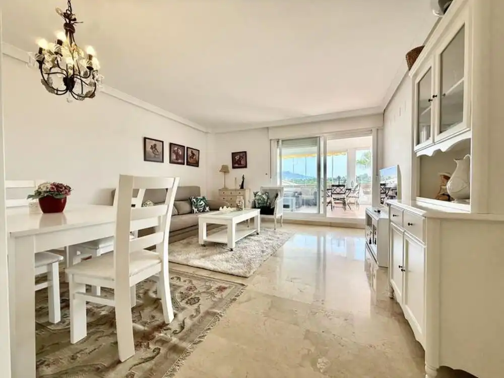 Wohnzimmer von Erdgeschoss zur Miete in Estepona mit Klimaanlage, Terrasse und Schwimmbad