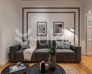 Sala d'estar de Apartament de lloguer en  Madrid Capital amb Aire condicionat, Calefacció i Moblat