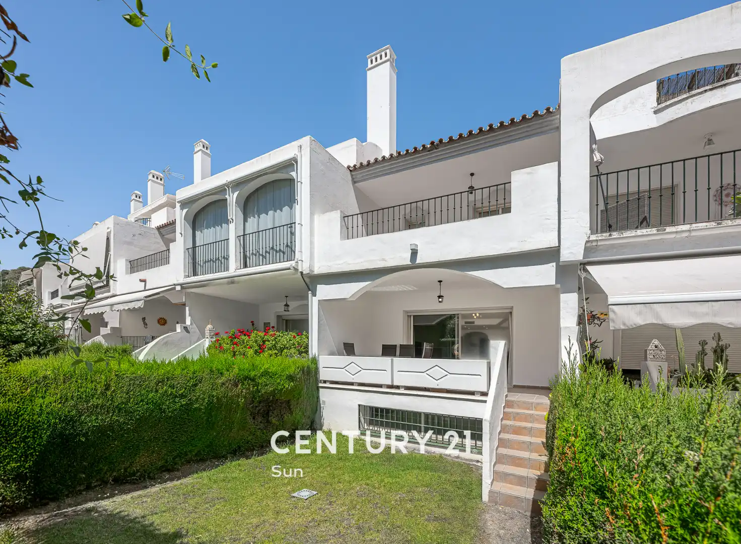 Vista exterior de Casa adosada en venda en Marbella amb Aire condicionat, Calefacció i Jardí privat