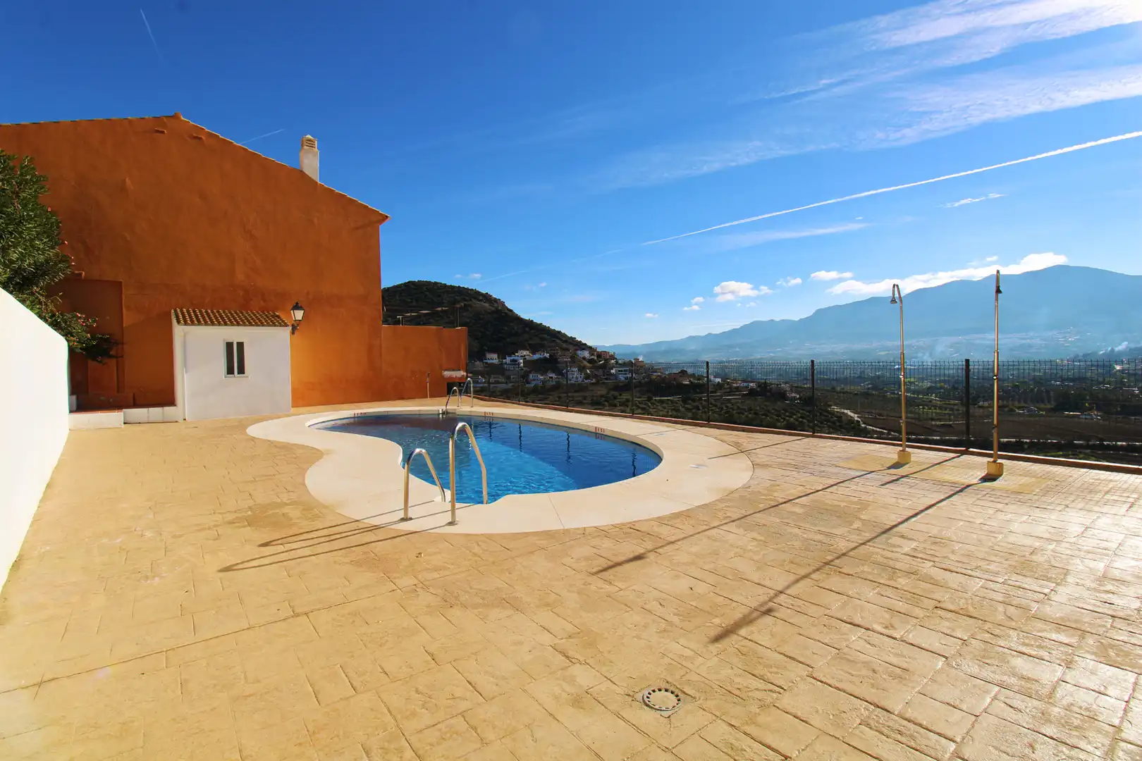 Piscina de Casa adosada en venda en Coín amb Aire condicionat, Calefacció i Terrassa