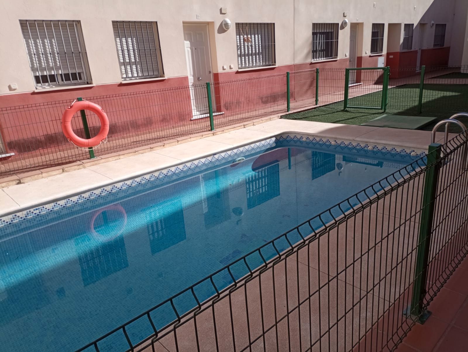 Piscina de Dúplex en venta en Brenes con Terraza, Horno y Piscina comunitaria