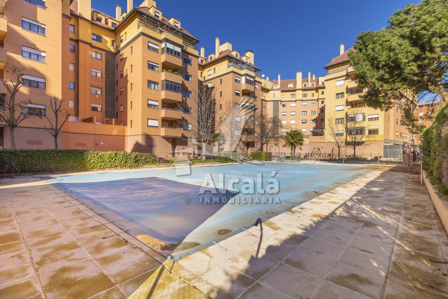 Vista exterior de Pis en venda en Alcalá de Henares amb Aire condicionat, Calefacció i Jardí privat