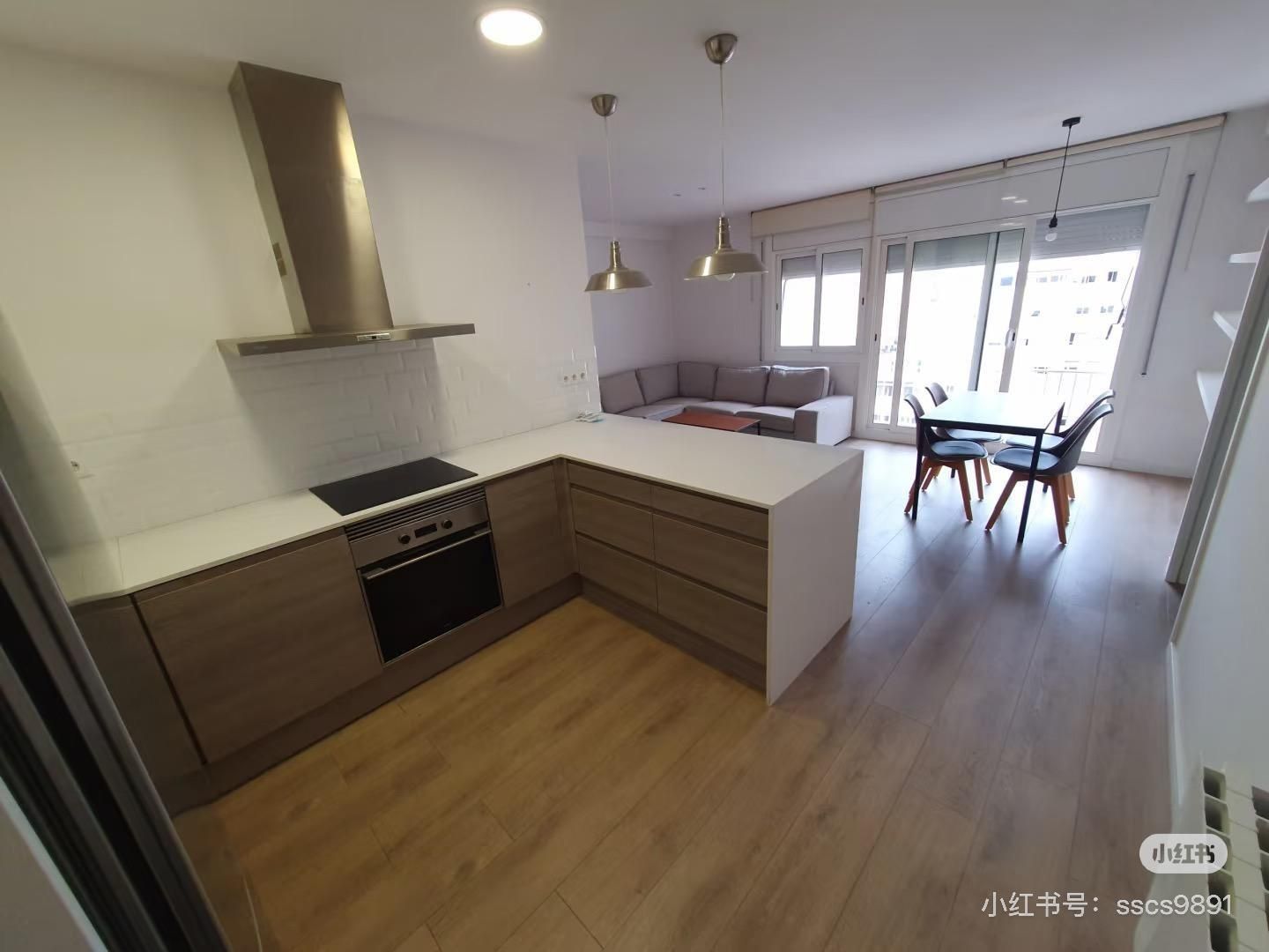 Cuina de Àtic de lloguer en  Barcelona Capital amb Aire condicionat, Parquet i Balcó