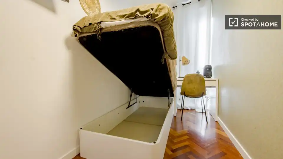 Bedroom of Flat for share in Madrid  with Air Conditioner, Heating and Furnished