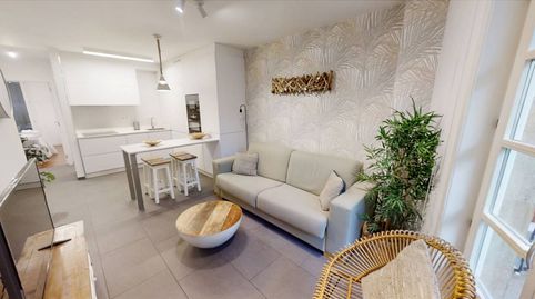 Piso reformado con balcón y uso actual como vivienda turística en  Noia.