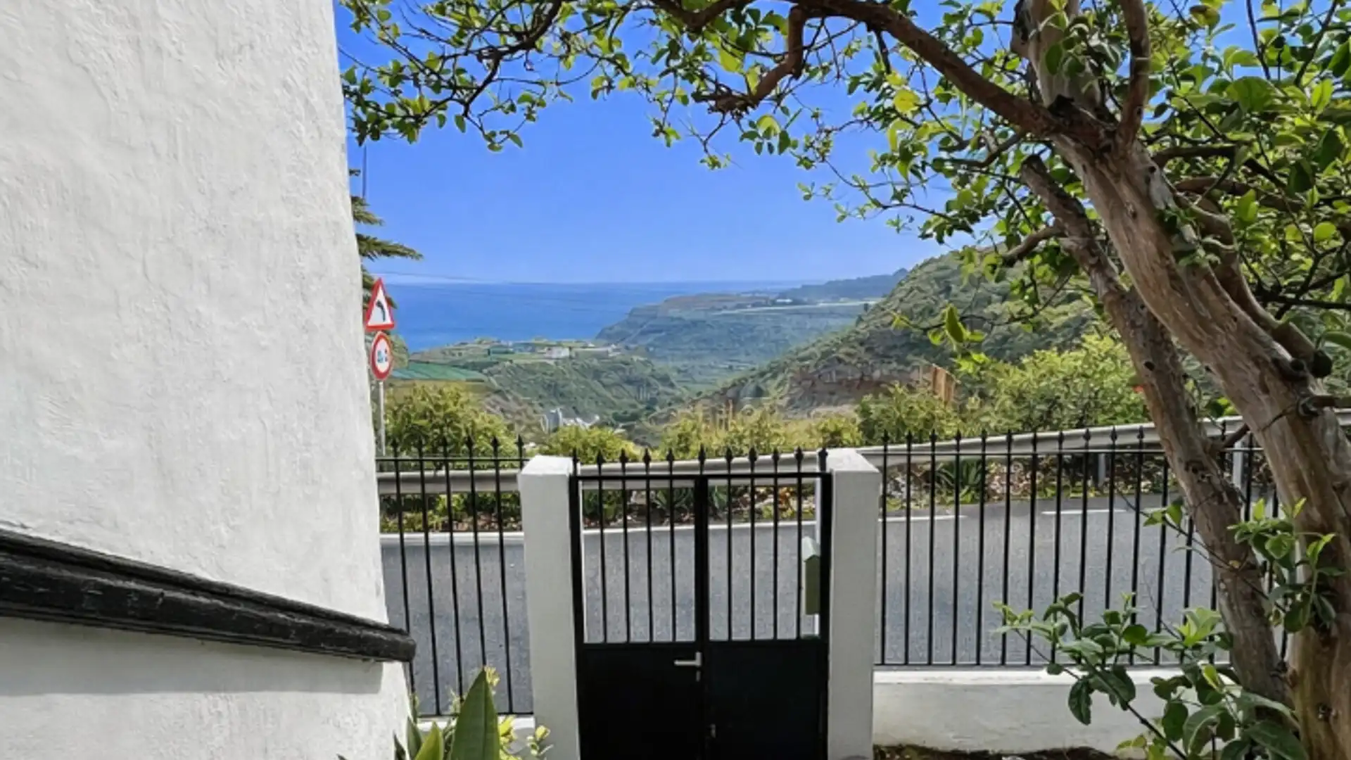 Vista exterior de Casa adosada en venda en Moya (Las Palmas) amb Terrassa i Traster
