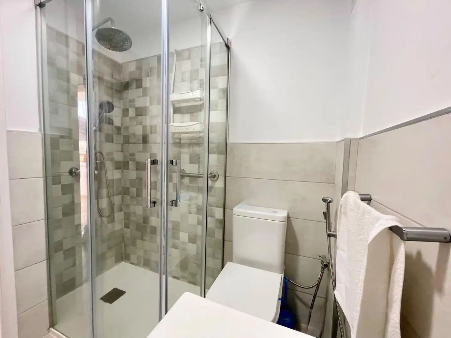 Bany de Apartament de lloguer en Mogán amb Moblat, Balcó i Piscina comunitària