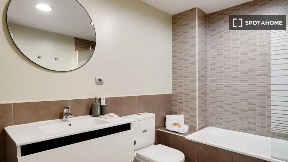 Baño de Piso de alquiler en Barcelona con Aire acondicionado, Calefacción y Amueblado