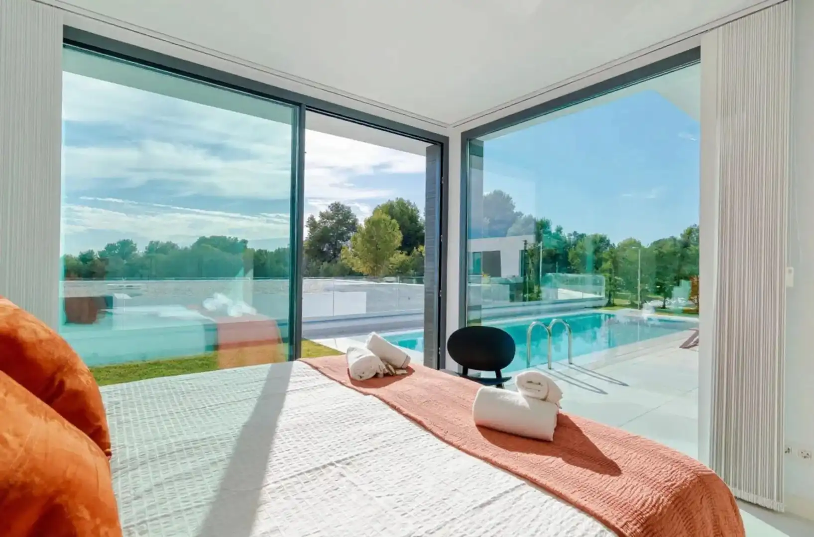 Dormitori de Casa o xalet en venda en Marbella amb Aire condicionat, Jardí privat i Terrassa