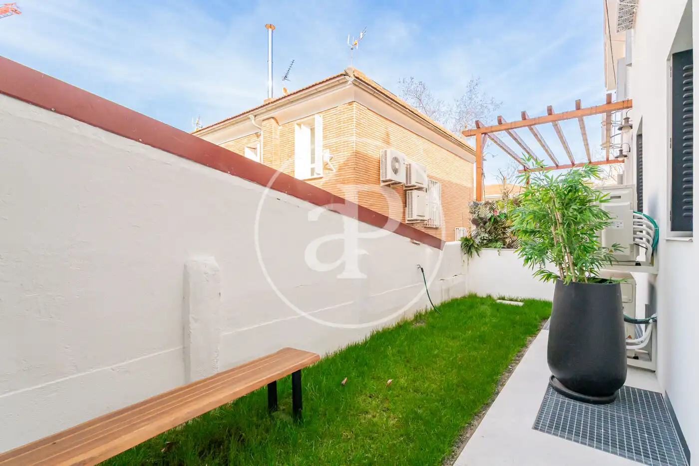 Jardí de Casa adosada en venda en Madrid amb Aire condicionat, Calefacció i Jardí privat