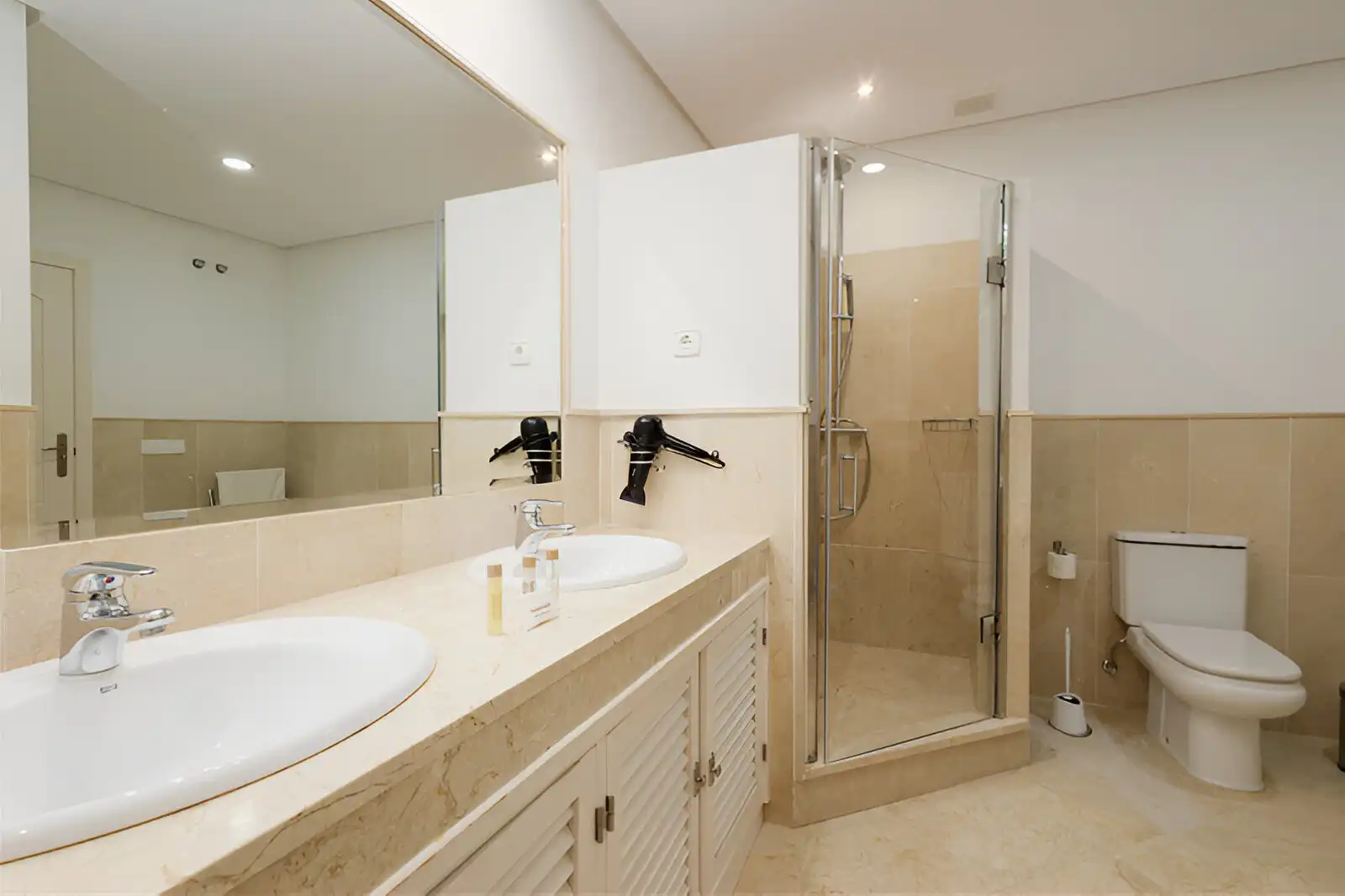 Badezimmer von Erdgeschoss zum Verkauf in Marbella mit Klimaanlage, Privatgarten und Terrasse