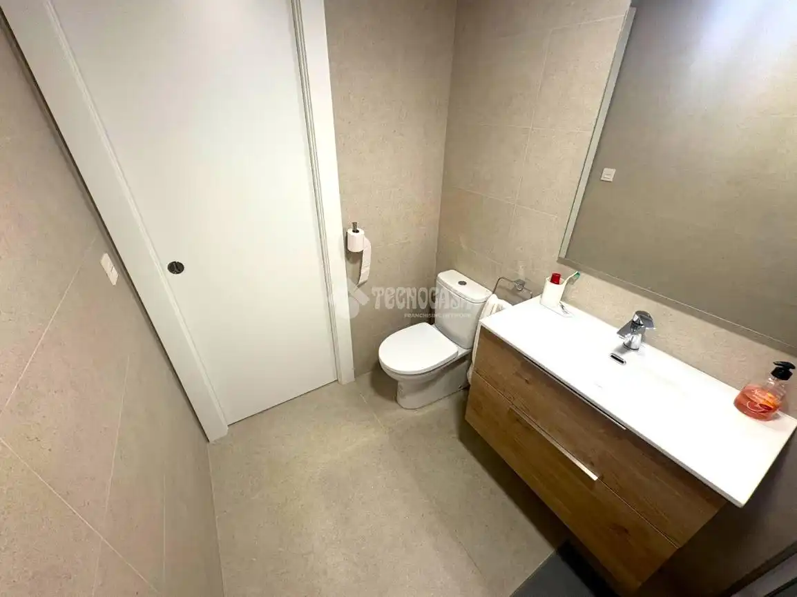 Bathroom of Study for sale in Zaragoza  with Air Conditioner and Community pool