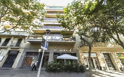 Exterior view of Premises for sale in  Barcelona Capital  with Air Conditioner and Terrace