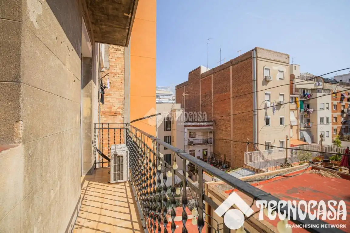 Vista exterior de Piso en venta en Barcelona con Balcón