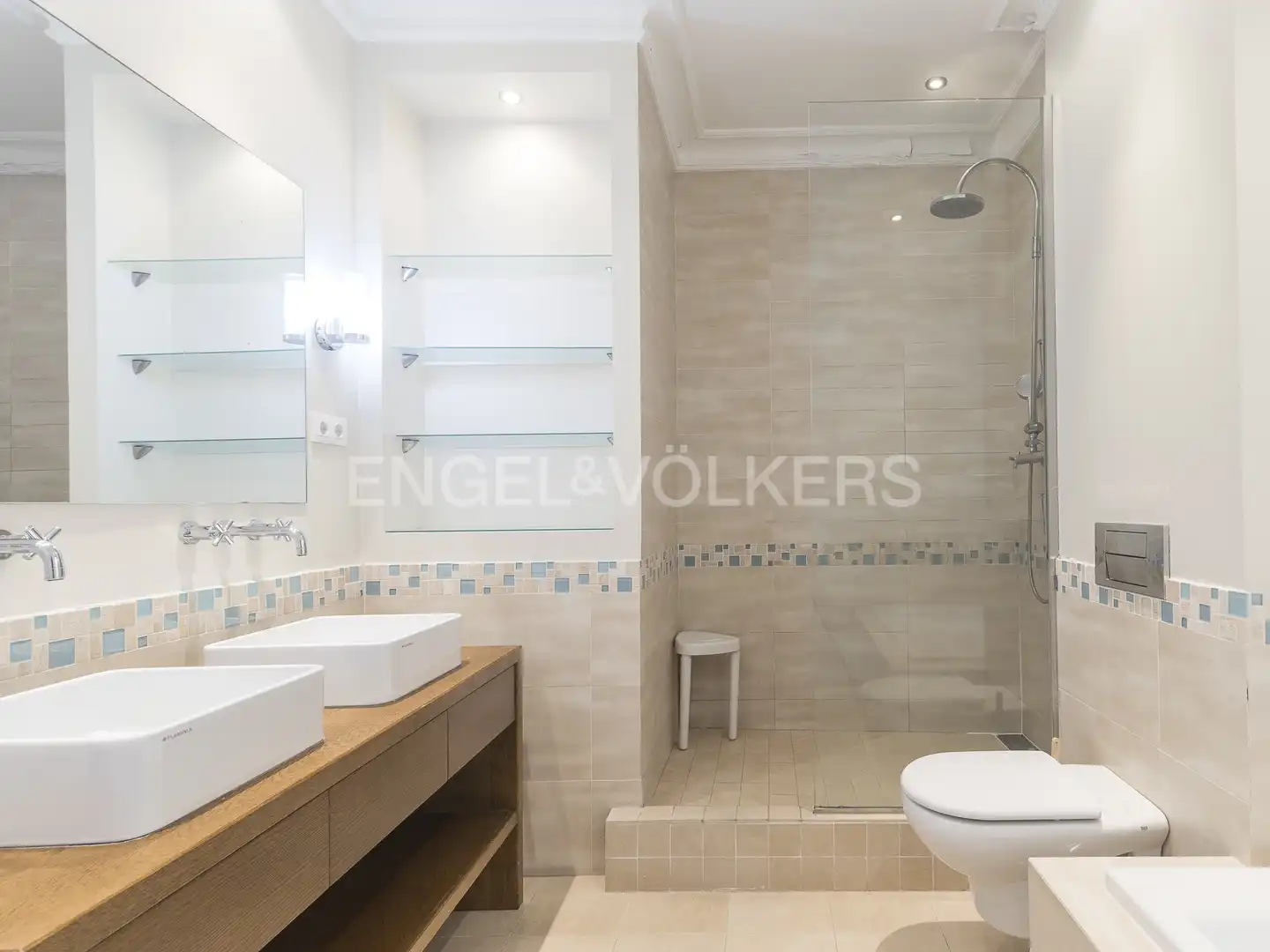 Badezimmer von Dachboden zur Miete in Barcelona mit Klimaanlage, Heizung und Parkett