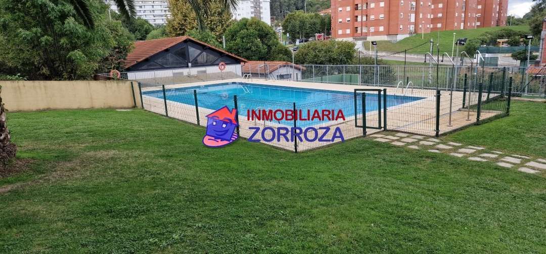 Piscina de Piso en venta en Castro-Urdiales con Calefacción, Jardín privado y Piscina