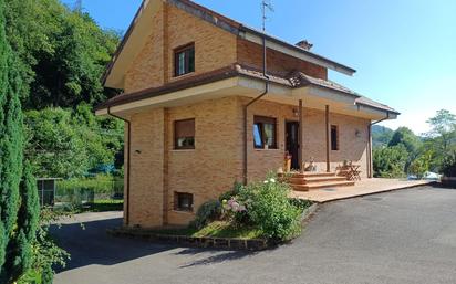 Vista exterior de Casa o xalet en venda en Langreo amb Piscina