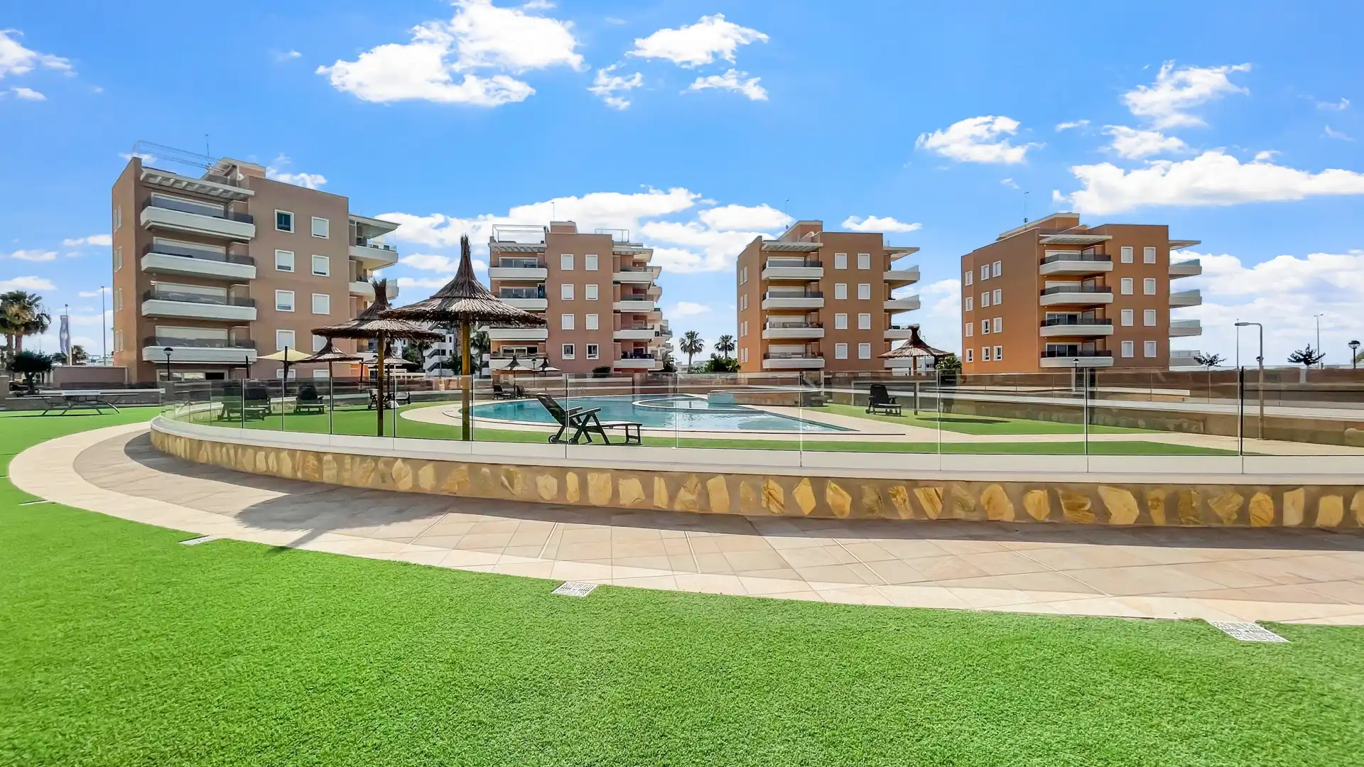 Vista exterior de Apartament en venda en Guardamar del Segura amb Aire condicionat, Piscina i Forn