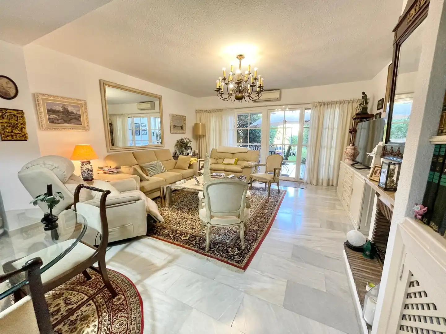 Sala de estar de Casa adosada en venta en Estepona con Aire acondicionado, Terraza y Amueblado