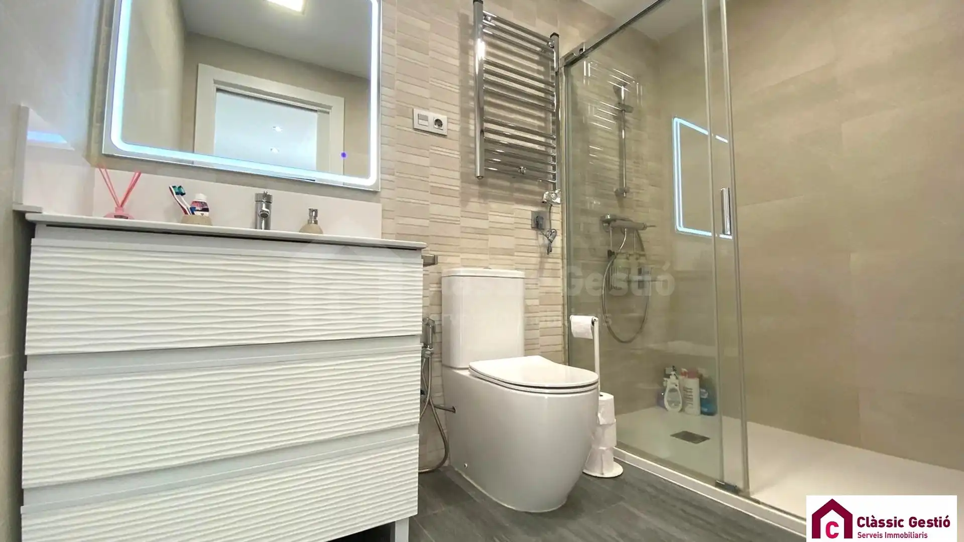 Bathroom of Houses for sale in Terrassa  with Air Conditioner, Heating and Terrace