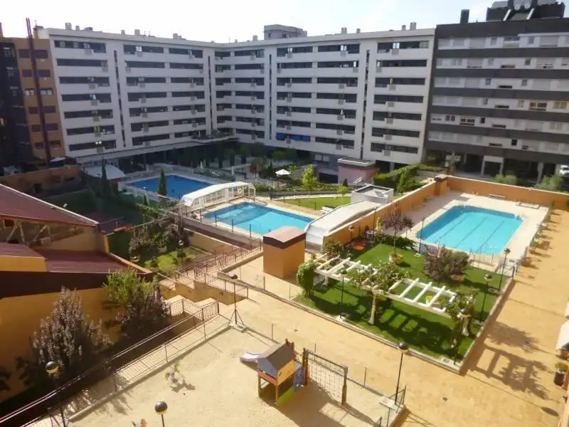 Swimming pool of Flat for rent in  Madrid Capital  with Air Conditioner, Heating and Storage room