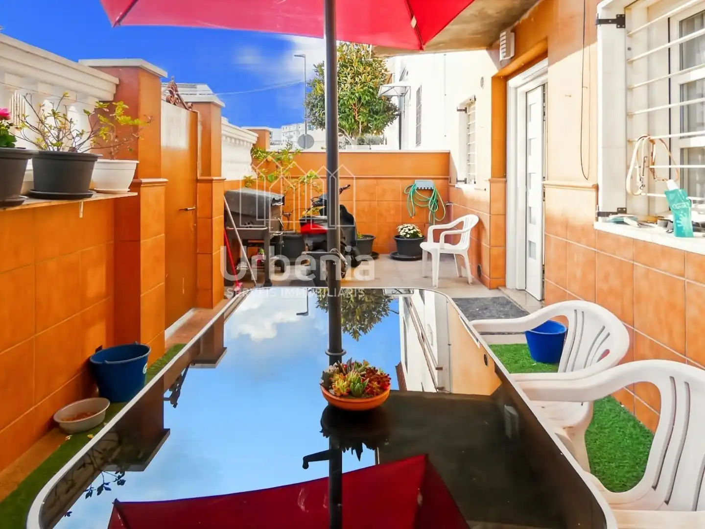 Vista exterior de Casa o xalet en venda en Mataró amb Aire condicionat, Calefacció i Terrassa