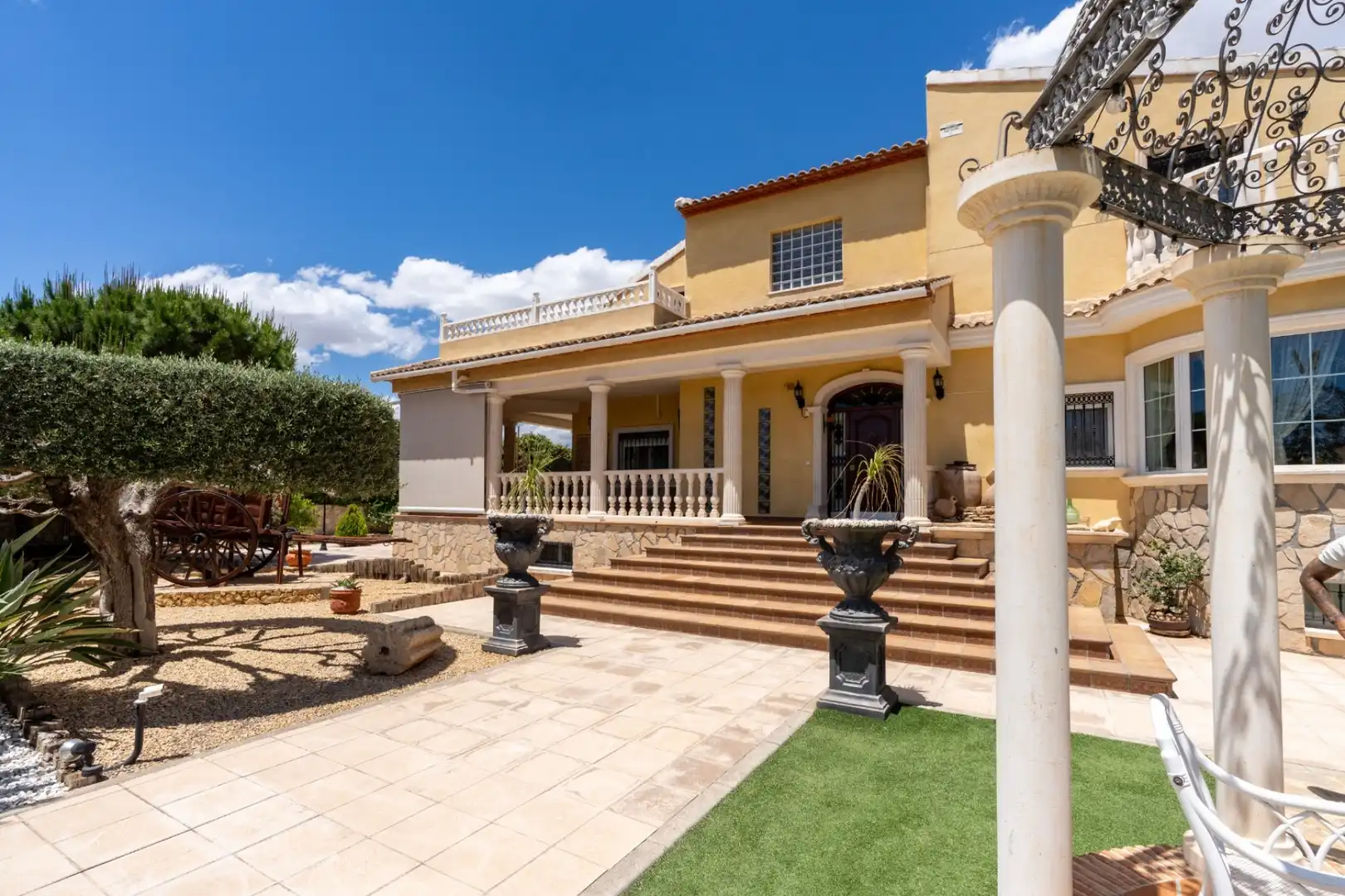Vista exterior de Casa o chalet en venta en San Vicente del Raspeig / Sant Vicent del Raspeig con Aire acondicionado, Calefacción y Jardín privado