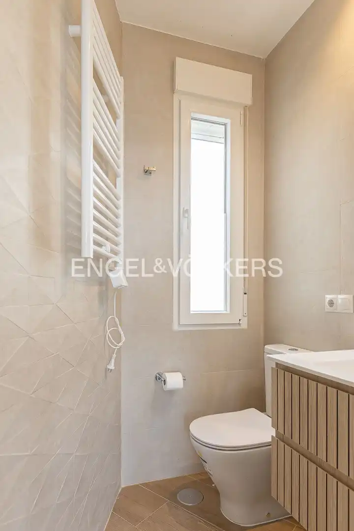 Bathroom of Flat for rent in Madrid  with Air Conditioner and Heating