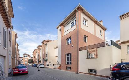 Vista exterior de Casa adosada en venda en  Granada Capital amb Aire condicionat, Calefacció i Jardí privat