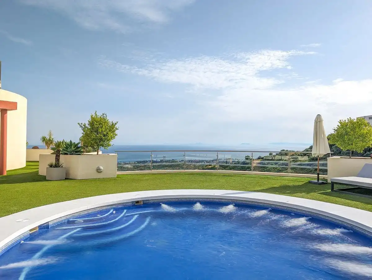 Piscina de Àtic en venda en Marbella amb Aire condicionat, Calefacció i Terrassa