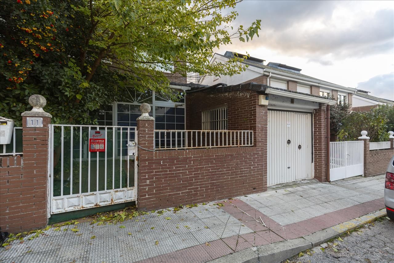 Exterior view of Single-family semi-detached for sale in Moralzarzal  with Terrace and Storage room