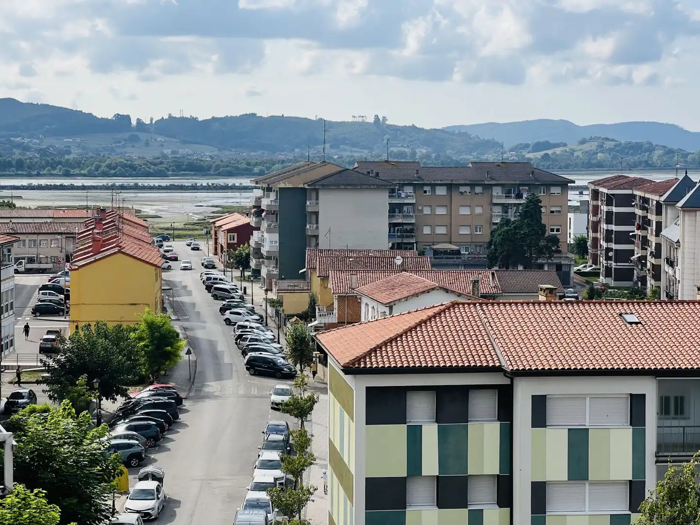 Außenansicht von Wohnung zum Verkauf in Colindres mit Heizung, Terrasse und Abstellraum
