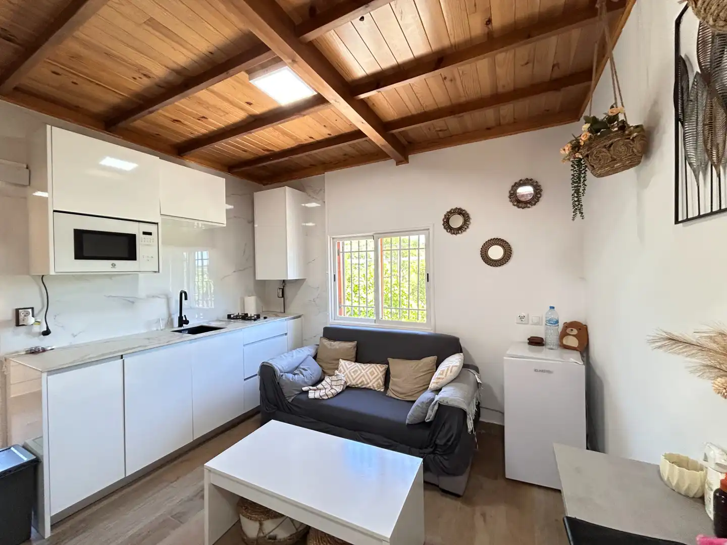 Sala d'estar de Finca rústica en venda en Cadalso de los Vidrios amb Jardí privat i Moblat