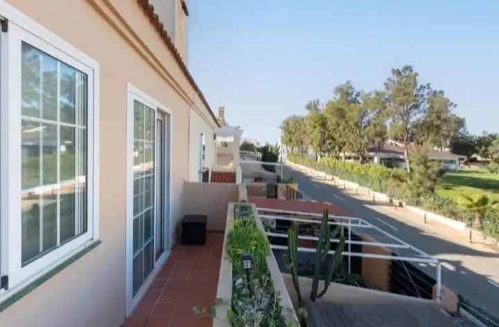 Vista exterior de Casa adosada de alquiler en Benalmádena con Aire acondicionado, Terraza y Amueblado