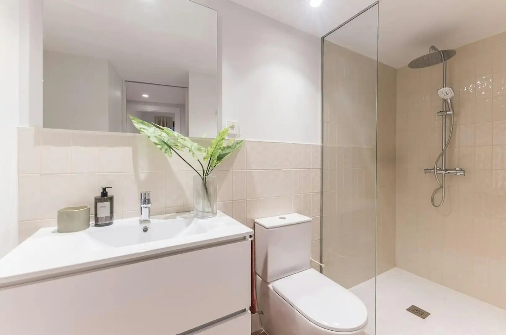 Bathroom of Flat for rent in Valencia  with Air Conditioner, Heating and Private garden