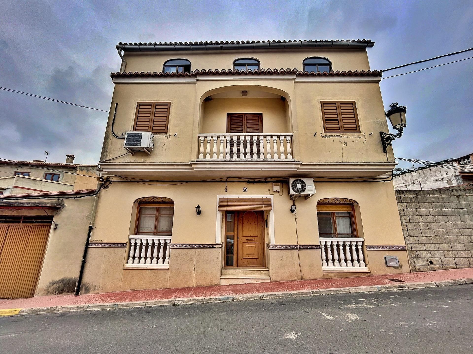 Vista exterior de Casa adosada en venda en Llocnou d'En Fenollet amb Calefacció, Jardí privat i Traster