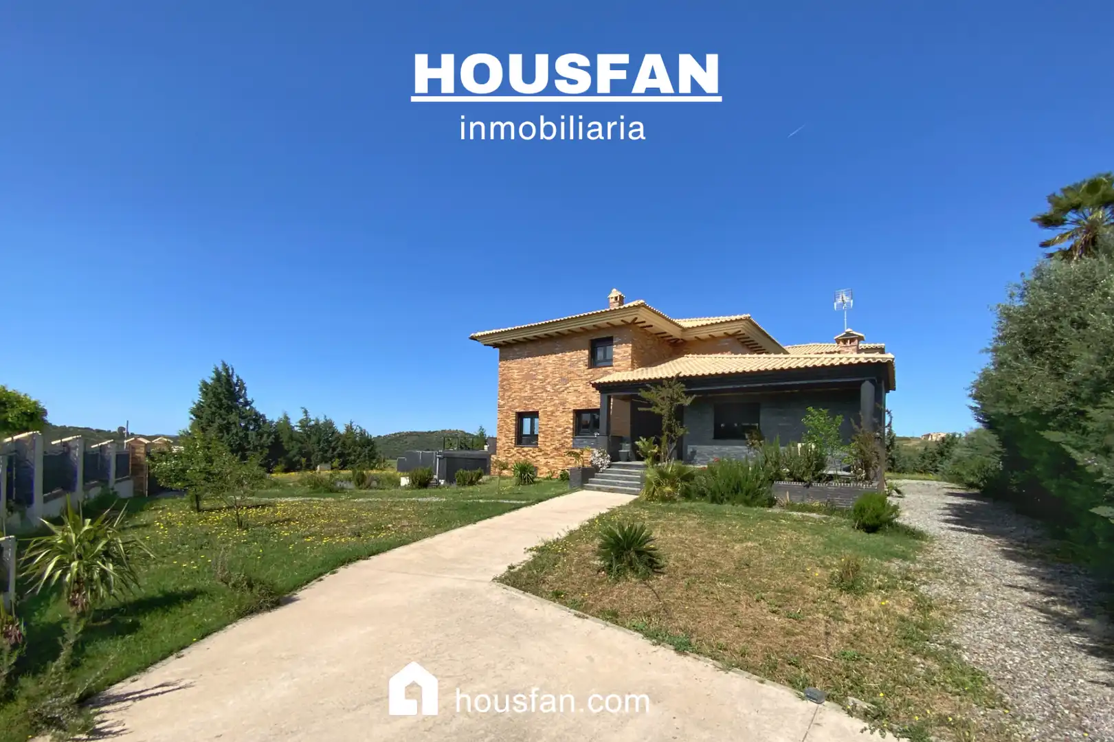 Vista exterior de Casa o xalet en venda en Cáceres amb Aire condicionat, Calefacció i Jardí privat