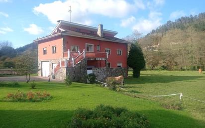 Vista exterior de Casa o xalet en venda en Pravia amb Calefacció, Parquet i Terrassa