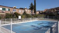 Piscina de Casa adosada en venda en Majadahonda amb Aire condicionat, Jardí privat i Traster