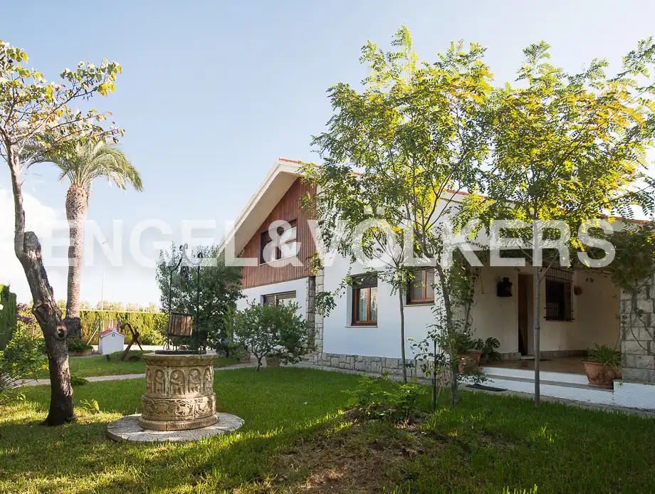 Vista exterior de Casa o xalet en venda en Castellón de la Plana / Castelló de la Plana amb Calefacció, Jardí privat i Terrassa