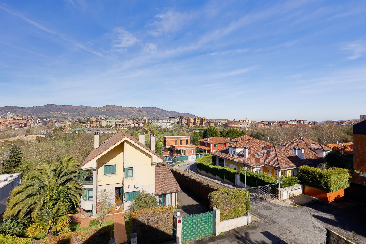 Vista exterior de Casa o xalet en venda en Oviedo  amb Calefacció, Jardí privat i Parquet
