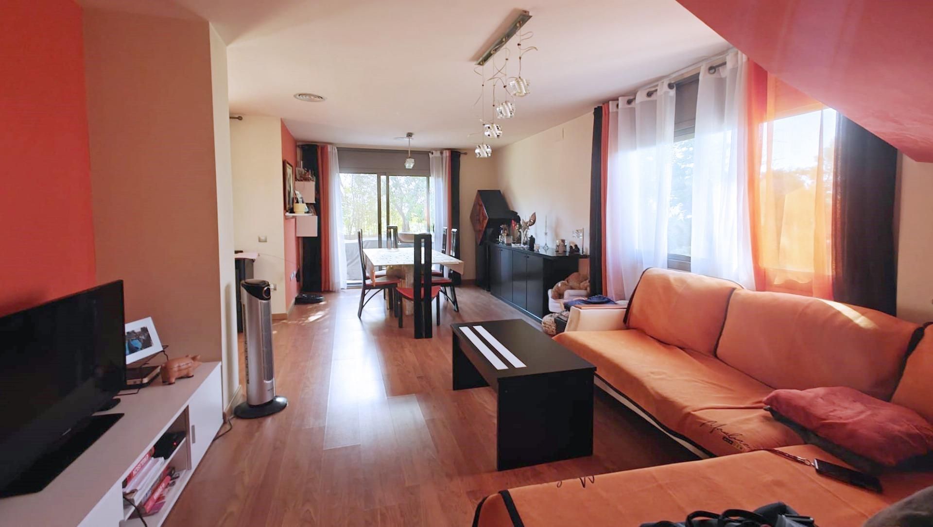 Sala d'estar de Casa adosada en venda en Perafort amb Calefacció, Jardí privat i Terrassa