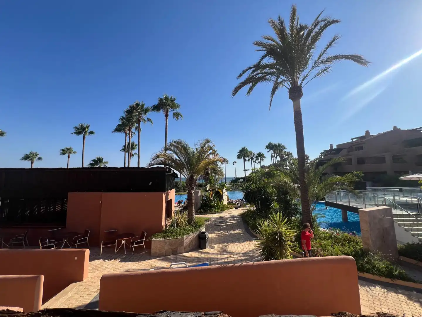 Schwimmbecken von Wohnung zum Verkauf in Estepona mit Klimaanlage, Privatgarten und Terrasse