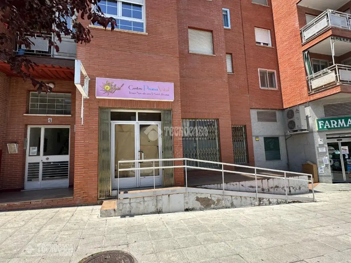 Locale commerciale in affitto a Santa María de Benquerencia
