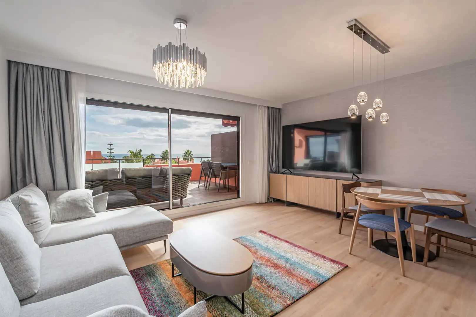 Sala d'estar de Àtic en venda en Estepona amb Aire condicionat, Terrassa i Piscina